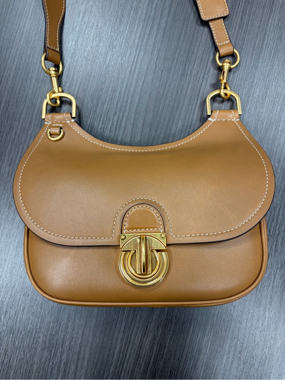Tory Burch Small James Leather Saddle Crossbody Bag in Tan - Picture 4 of 13